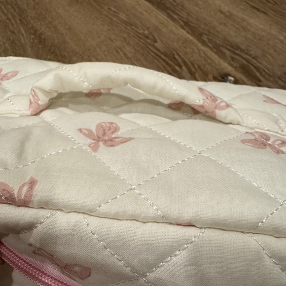 NWOT: THE JOLLY HOUSE BOW MAKEUP BAG ZIPPER CLOSURE PINK AND WHITE - Picture 4 of 6